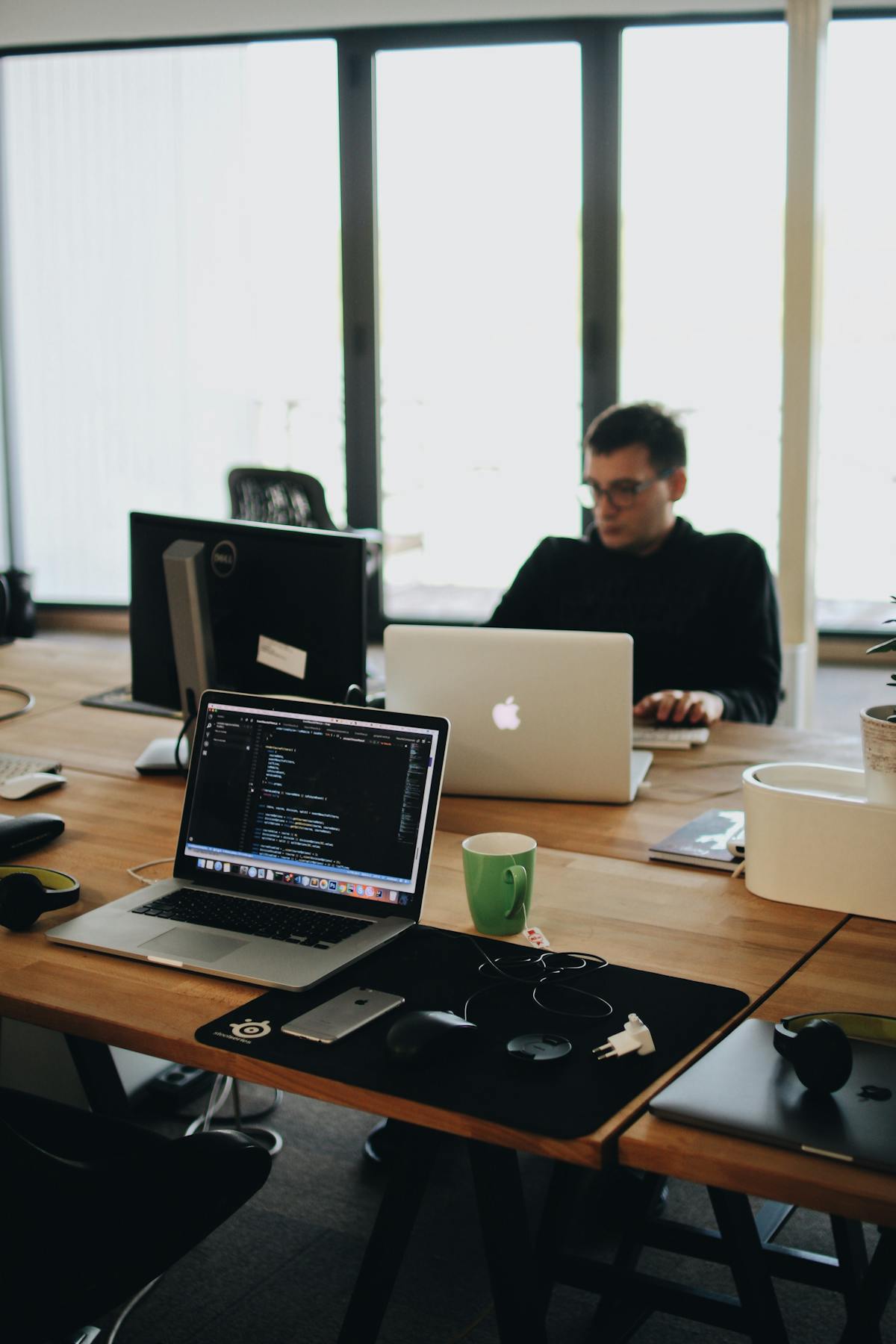 Windows ユーザーが PC 上で iOS 開発と Xcode 接続ルートを計画する様子